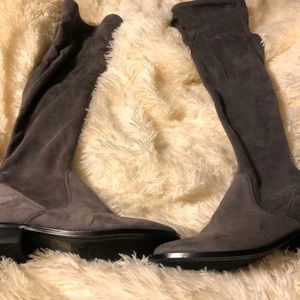 They are gray and size 7